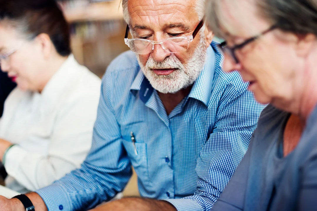 ryr-classroom-couple-discussing-2
